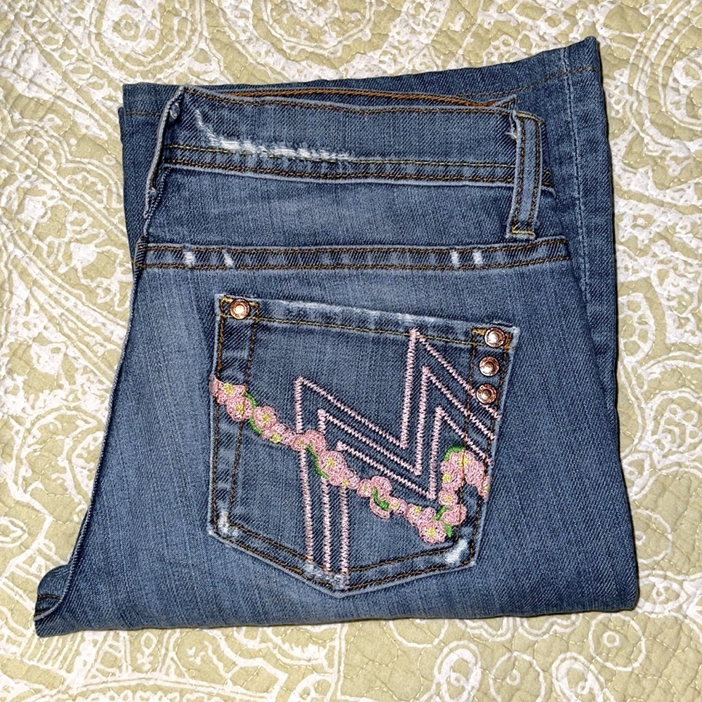 🌸 Miss Me Jeans with embroidered Pockets